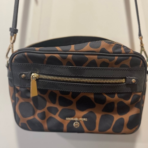 Small giraffe print Micheal Kors purse - Picture 3 of 4